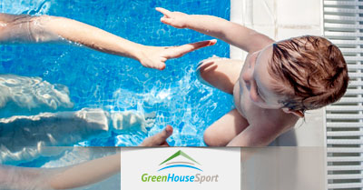 Il nuoto fin da piccoli. Perché ai bambini fa bene nuotare?